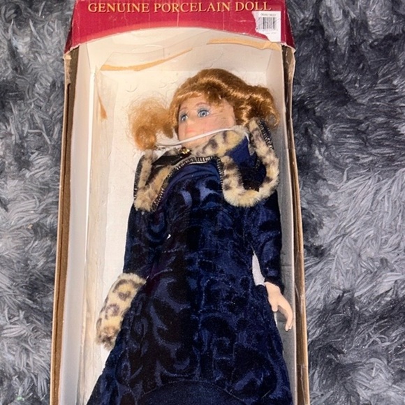 Porcelain doll - Picture 2 of 3